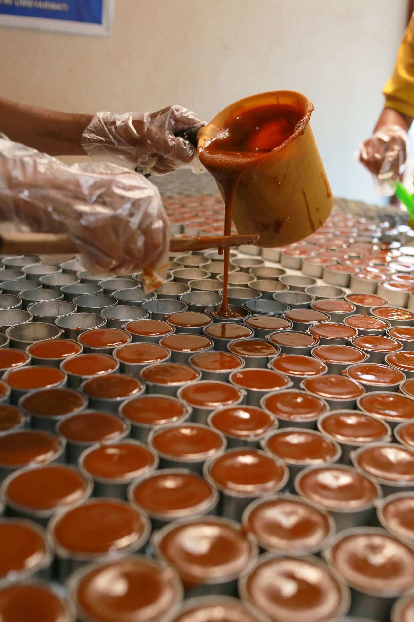 Filling coconut sugar molds
