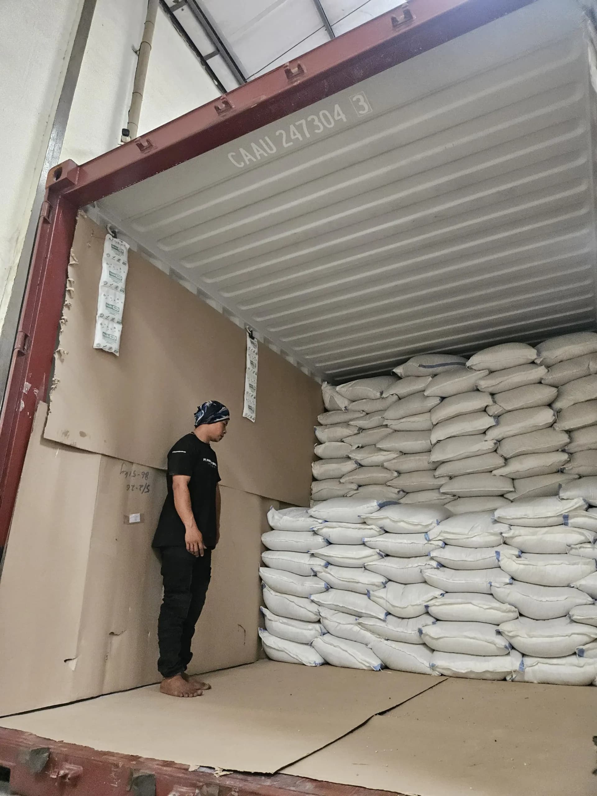 loading cloves sacks cargo into shipping container